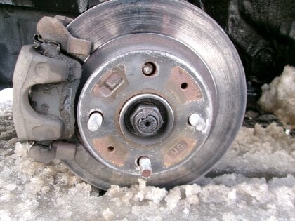 「走行中にタイヤが外れて走行不能になった」国道5号でタイヤが脱落し100メートル先の雪山にぶつかる…30代女性ドライバーから110番通報_巻き込まれはなし…警察は注意呼びかけ〈北海道小樽市〉