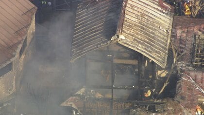 「煙が出ている」と住人から通報　東京・あきる野市の3人が住む住宅で火事…2人の遺体見つかる　75歳男性と100歳女性と連絡取れず