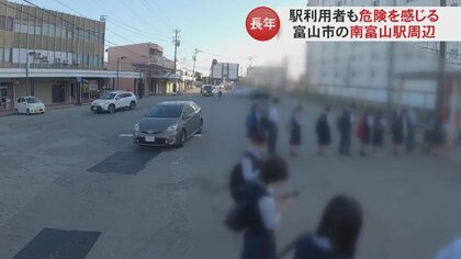 【無法地帯】車道に区切りや車線表示がない…車・歩行者・自転車が入り乱れる“決まりがない”駅前広場