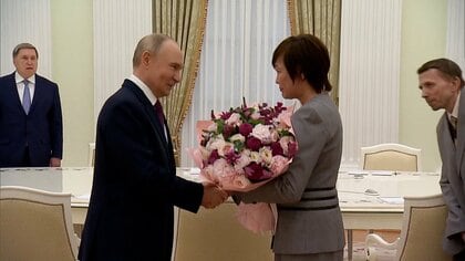 涙ぐむ場面も…安倍昭恵さんロシア“電撃訪問”に「常に歓迎される客人」プーチン大統領が笑顔で花束　厚遇の思惑とは「プロパガンダに使えるか見ている」