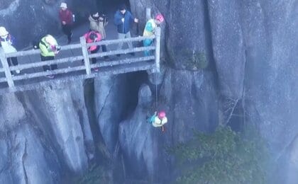 【独自】「1つ2つのゴミ拾うのに命がけ」世界遺産で崖下のゴミを拾う“スパイダーマン”…長年の功績に習近平氏から手紙も　中国