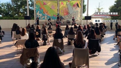 “イスに座って跳べ！”V系バンド「0.1gの誤算」コロナ禍ならではのライブで脚光