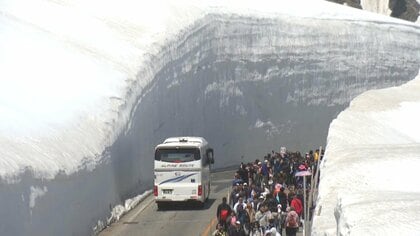 立山黒部アルペンルート全線開通から1カ月　迫力の「雪の大谷」に加えて「みくりが池ブルー」が姿を現しはじめる　「冥土のみやげ」と感嘆する観光客も
