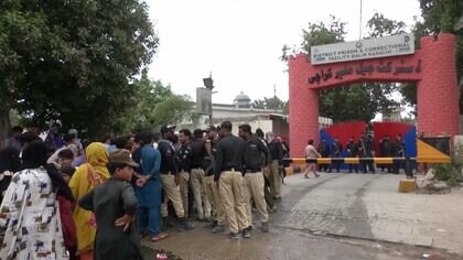 受刑者1人は射殺…刑務所から216人脱走し130人以上が逃走中　地震で避難中に刑務官から銃を奪い逃げ出す　パキスタン