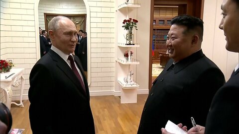 プーチン大統領と金正恩総書記が笑顔でハグ…きょう平壌で露朝首脳会談「包括的戦略パートナーシップ条約」署名し発表へ
