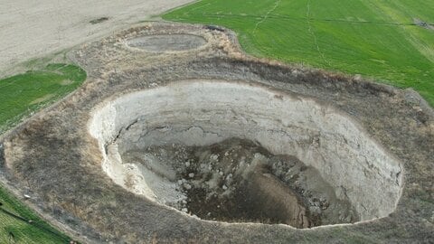 突然、大地に“巨大穴”　相次ぐ陥没穴の発生を予測せよ　トルコ中部で家がひび割れ傾く被害も　地下水枯渇が生む危機