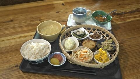 山里にポツンと…“竹かごランチ”が人気の古民家レストラン 体に優しい料理は店主からの「幸せのおすそ分け」