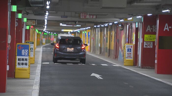 商店街下の市営駐車場