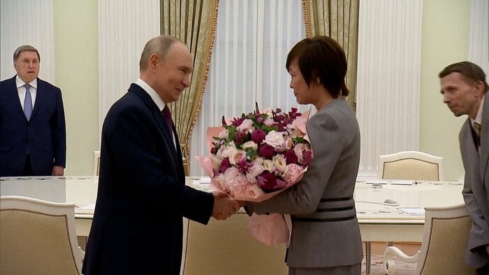 花束を贈るプーチン大統領