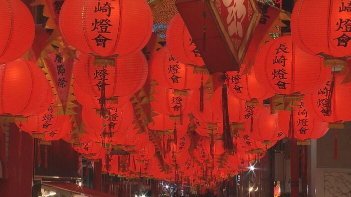 新地中華街の頭上は深紅のランタンが埋め尽くす