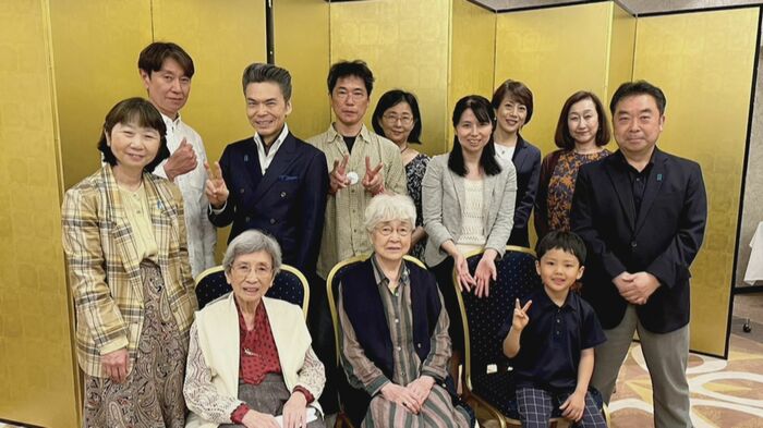 横田早紀江さんを囲むめぐみさんの同級生