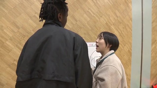 チノエ選手に日本語を教える本川さん