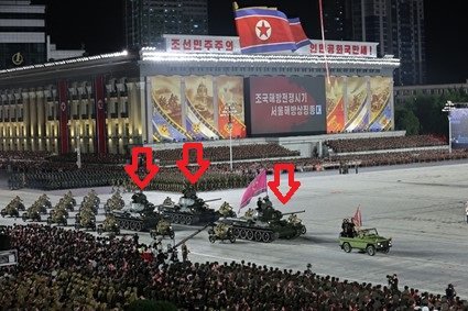 祖国解放戦争勝利70周年記念パレード。矢印は朝鮮戦争に参加したものと同型のT-34戦車(労働新聞・7月28日)