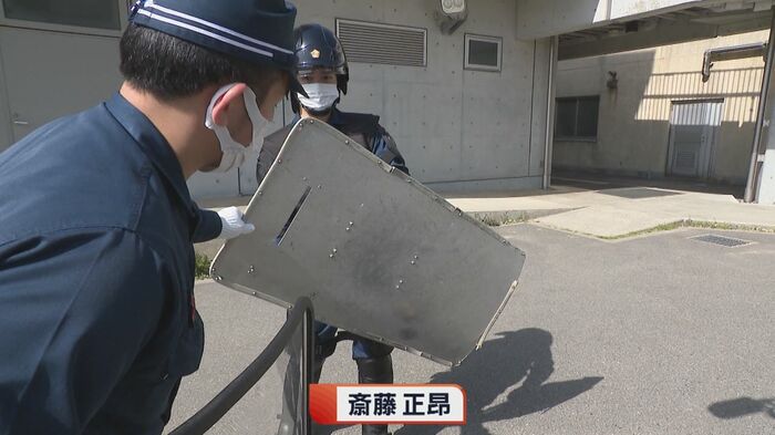 奥)斎藤正昂アナウンサー 盾を持つだけで汗が滲む