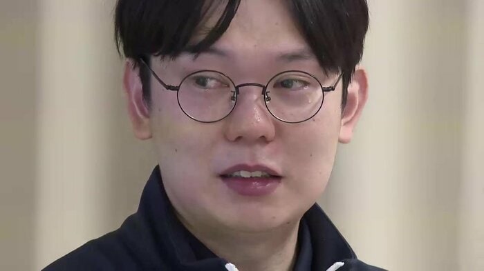 涙ながらに生徒に話しかける佐藤諒さん（31）