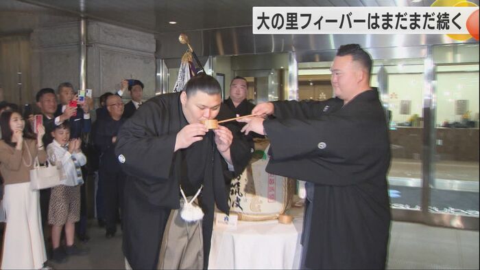 祝賀会での大の里と二所ノ関親方