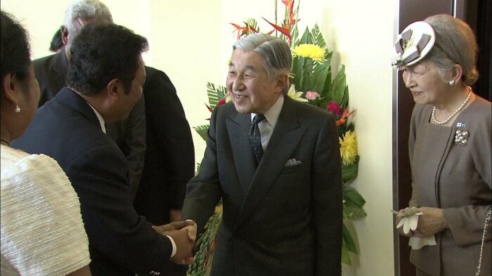 パラオ大統領夫妻のお出迎えを受けられる天皇・皇后両陛下(パラオ国際空港)