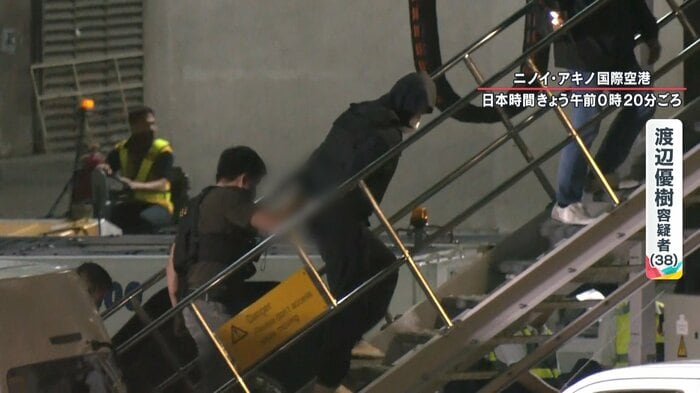足早にタラップを登る渡辺容疑者