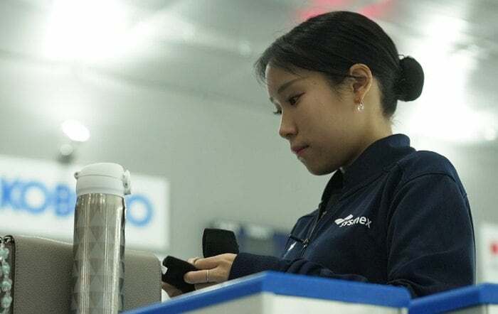 練習前に真剣な表情を見せる三原