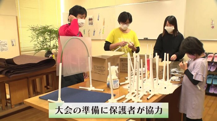 保護者が協力して飛沫防止用具を用意