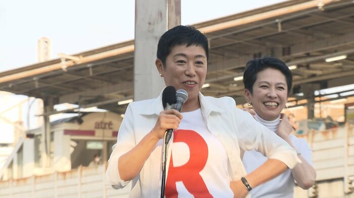 「R」と書かれたTシャツを着て応援演説を行った辻元清美氏(JR吉祥寺駅前・6月29日)