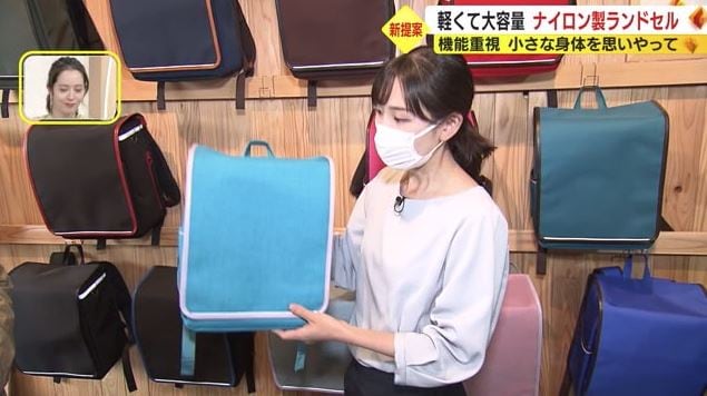ことゆく社(浜松市)を取材する小倉アナ