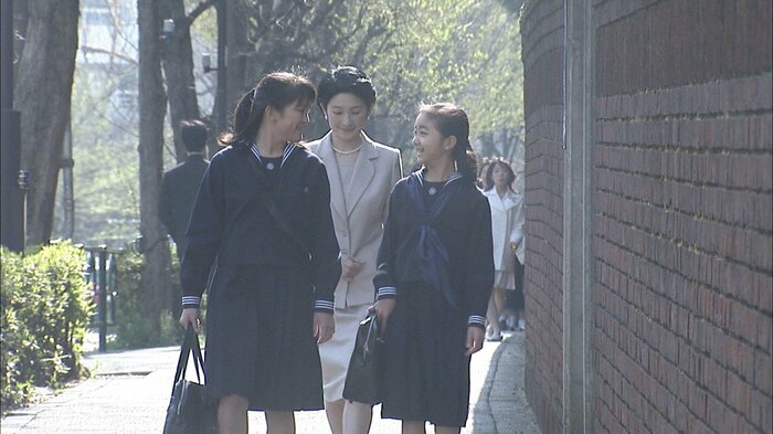 佳子さまと一緒に学校へ向かわれる眞子さま