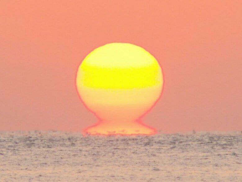 太陽がくびれて見える現象…三重県熊野市の海岸で『だるま朝日』冷え込んだ空気と暖かい海水面の温度差から｜FNNプライムオンライン