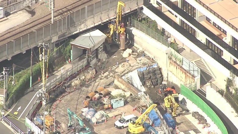 “不発弾”のようなものが土の中から露出…都心の工事現場で発見 工事中断し確認急ぐ JR高輪ゲートウェイ駅周辺で 東京・港区|FNNプライムオンライン