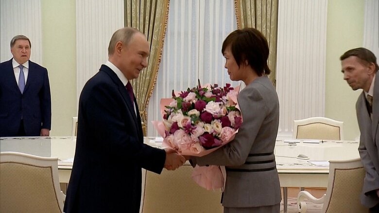 涙ぐむ場面も…安倍昭恵さんロシア“電撃訪問”に「常に歓迎される客人」プーチン大統領が笑顔で花束　厚遇の思惑とは「プロパガンダに使えるか見ている」｜FNNプライムオンライン