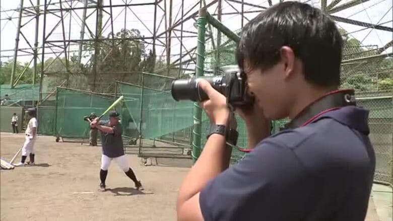 夏の甲子園　初出場で初勝利！東日大昌平の躍進支える男性　“野球部の一員”のお墨付きで全力サポート｜FNNプライムオンライン