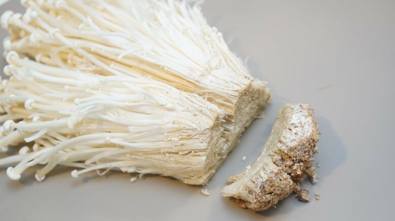 えのきの根元、切りすぎてない？野菜の過剰除去を減らす賢い切り方と捨てていた部分でもう一品できる節約レシピ｜FNNプライムオンライン
