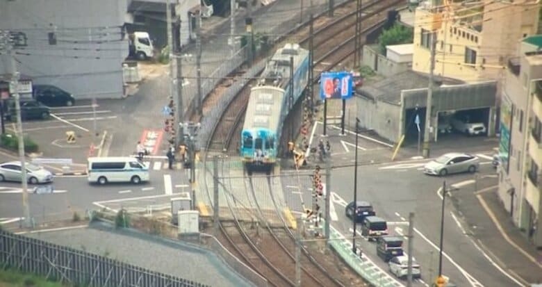 高松市中心部の渋滞スポット　ことでん「本町踏切」でトラック接触、遮断機倒れるトラブル【香川】｜FNNプライムオンライン
