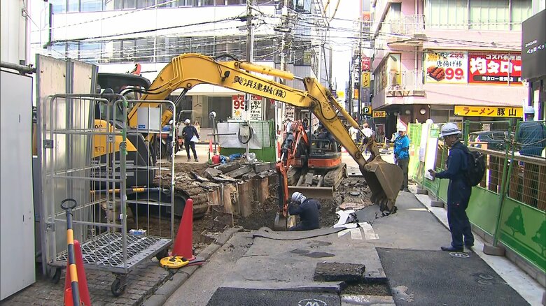 横浜駅近くの陥没した道路はきょう中にも復旧へ　土の流入収まりアスファルトで舗装後に通行再開の見通し｜FNNプライムオンライン