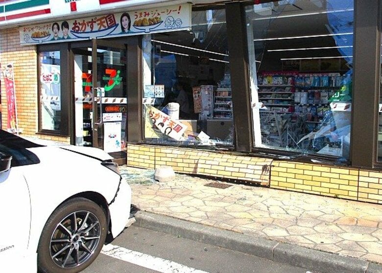 60代後半の男性が運転する乗用車が急発進しコンビニに突っ込む…ガラス全壊するもケガ人なし…アクセルとブレーキを踏み間違えか〈北海道旭川市〉｜FNNプライムオンライン