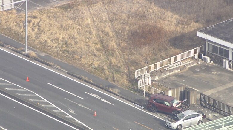現場近くの空き地には、暴走したトレーラーの車輪が跡が確認できた。