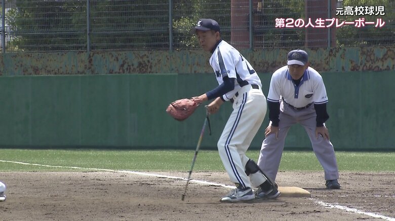 杖を手に守備をする選手も