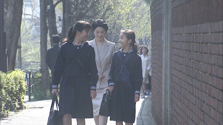 佳子さまと一緒に学校へ向かわれる眞子さま