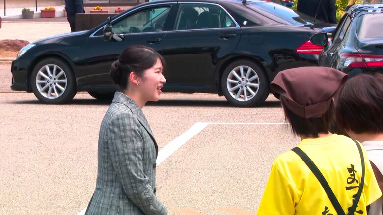 石川・志賀町「道の駅とぎ海街道」で仮設店舗を視察される愛子さま　訪問2日目