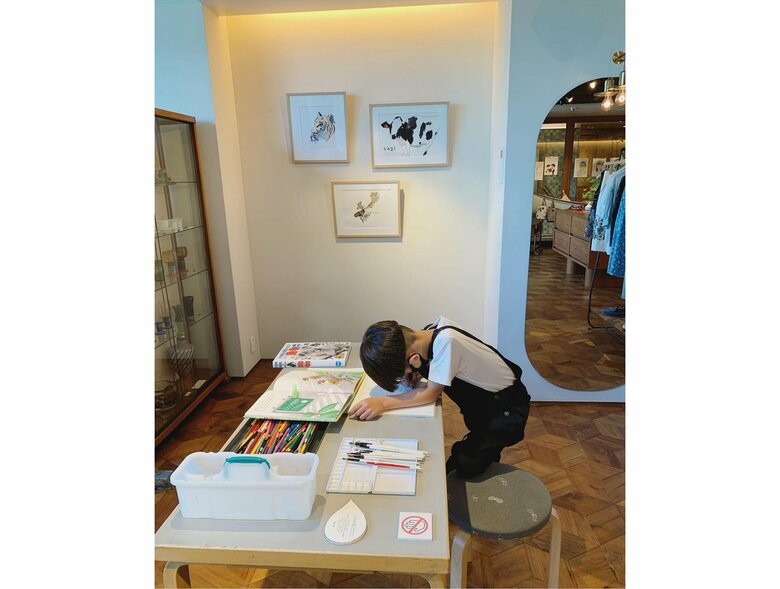 当時7歳　絵を描いている息子さん