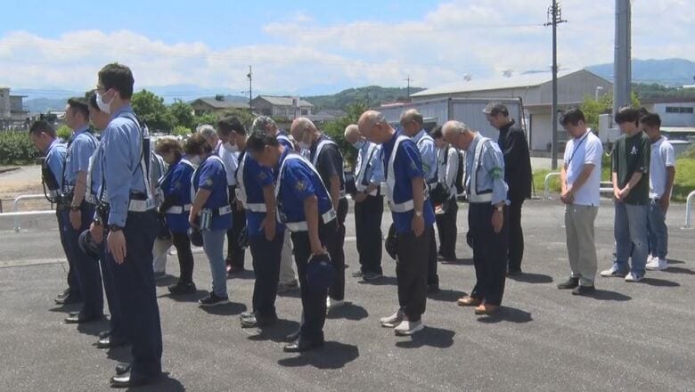 黙とうをささげる参加者