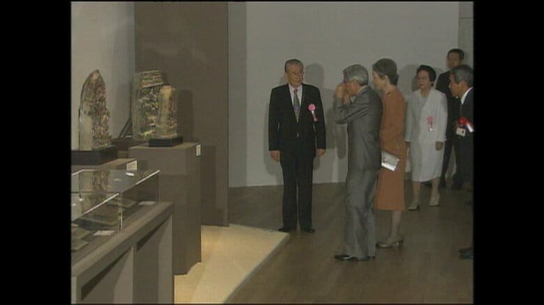 「アフガニスタン・悠久の歴史展」を鑑賞される両陛下（東京・台東区）