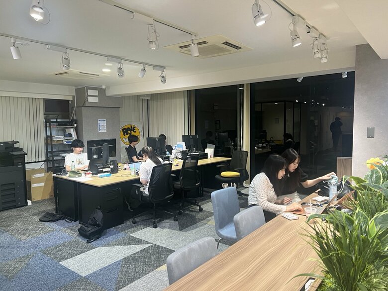 AOI渋谷校でメンターを務める現役大学生