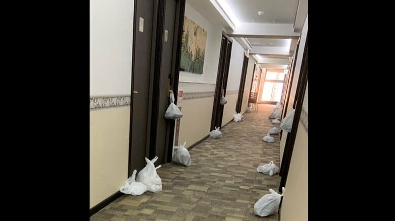 ※写真：待機中のホテルの廊下