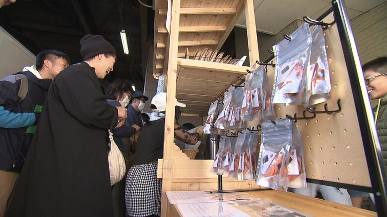 製品は観光客に販売