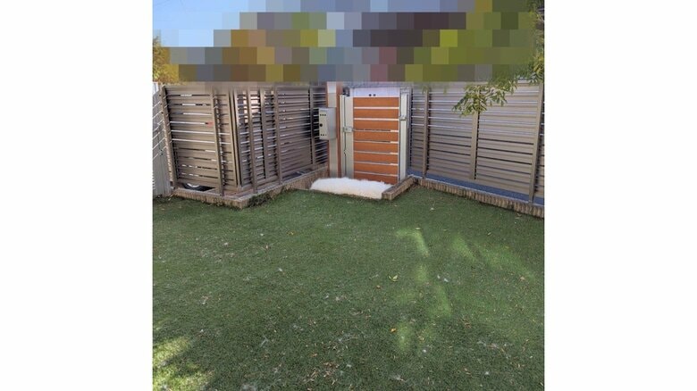 門扉の手前に白いものが…