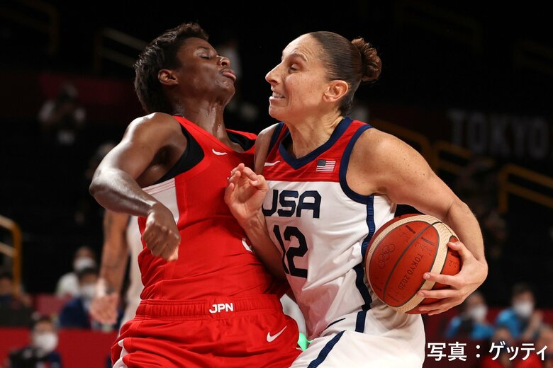 東京五輪決勝戦でアメリカ選手とコンタクトする馬瓜エブリン（2021年8月、さいたまスーパーアリーナ）