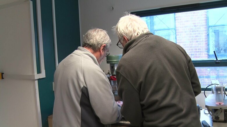 仲間との「banter」を楽しむ男性たち