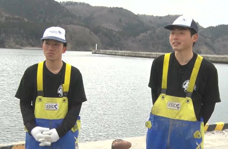 桃浦かき生産者合同会社で働く鈴木星希さん（21・左）と遠藤直弥さん（21・右）