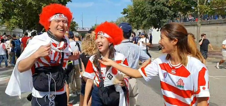 日本のサポーターに話を聞く筆者